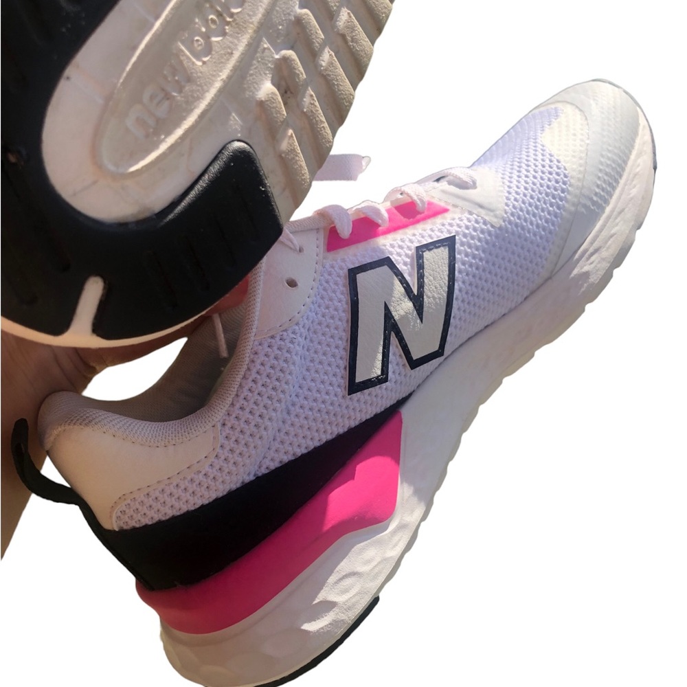 New Balance sneakers. White, with pink decor Size 9,5.Like new.